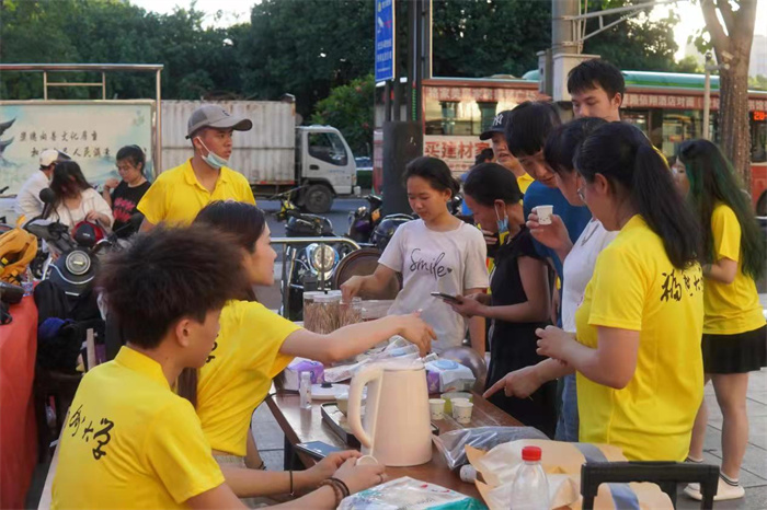 福州大学先进制造学院与海洋学院在晋江时代广场宣传长汀特色农产品 学院供图.jpg