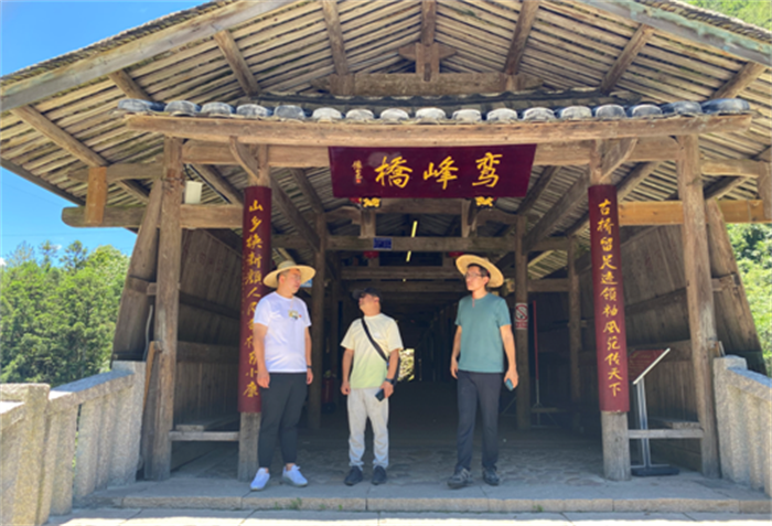 村委在向师生介绍鸾峰桥历史及营造技艺 学院供图.png