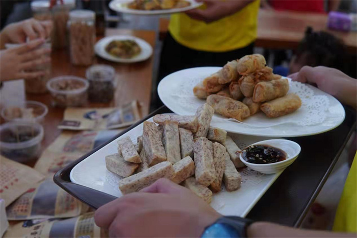 同学们介绍槟榔芋等特色农产品 学院供图.jpg