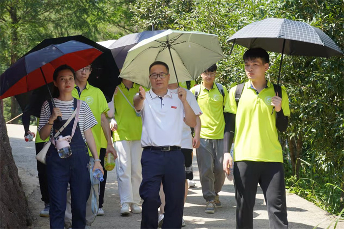 实践队一行在武夷学院叶江华副教授的带领下来到了星村镇燕子窠生态茶园走访 学院供图.jpg