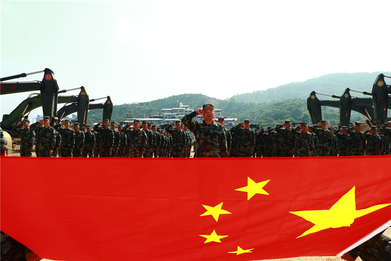 面对五星红旗庄严宣誓。张广俊摄.JPG