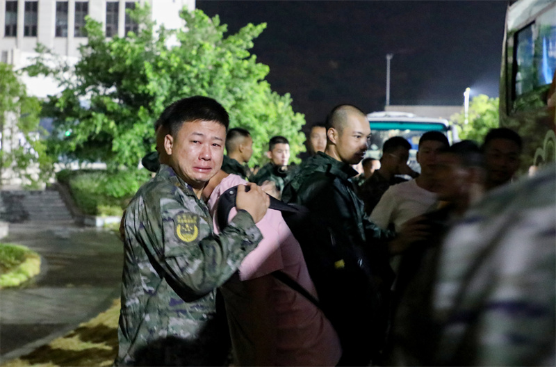 战友情深，依依惜别   周恩瑜摄.JPG