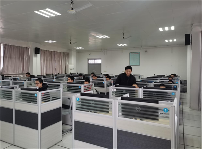 周成老师在竞赛指导工作中.png
