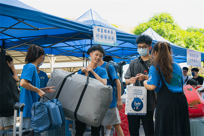 20220911 各系迎新点照片 信技志愿者帮新生拿行李 翁柏杨摄 (7).jpg