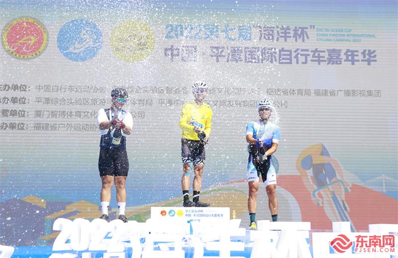 颁奖仪式上，获奖者开启香槟庆祝 东南网记者郑晓丹 摄.jpg