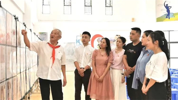 晏步军爷爷带来的党史门票展 学校供图.jpg