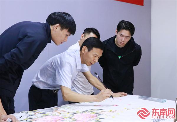书画家指导运动员作画 东南网记者郑晓丹 摄.JPG