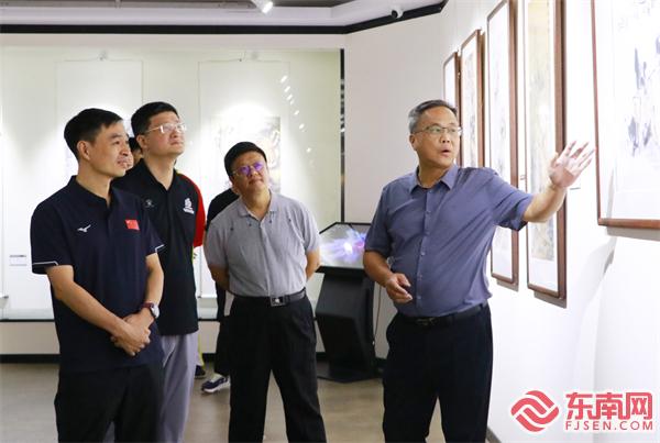 参与人员参观美术馆展品 东南网记者郑晓丹 摄.JPG