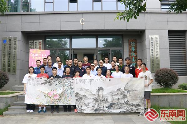 画作完成后，参加人员合影留念 东南网记者郑晓丹 摄.jpg