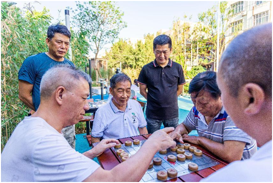 四境社区老人在适老化公园内下棋