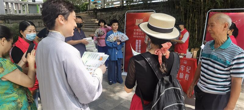 福建芳华越剧院文艺志愿者走进景区开展”文明旅游 安全出行“宣传活动 (3).jpg
