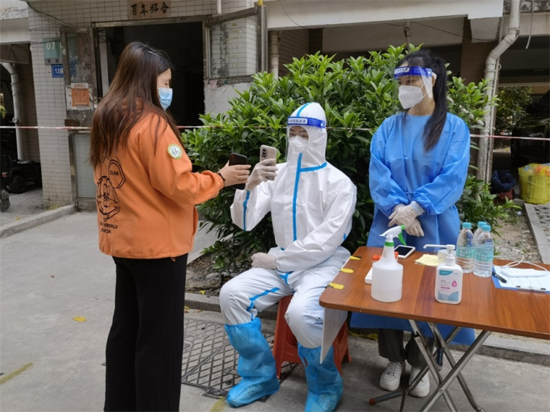 福州市晋安区实验小学老师在核酸检测点服务 学校供图.jpg