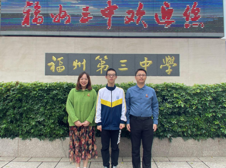 福州三中刘简与指导教练陈斌（右）林燕（左）.png