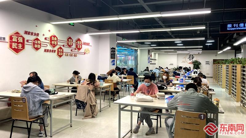 省图书馆内，读者们自觉间隔就坐，安静阅读。（东南网见习记者 周霞 摄）(1).jpg