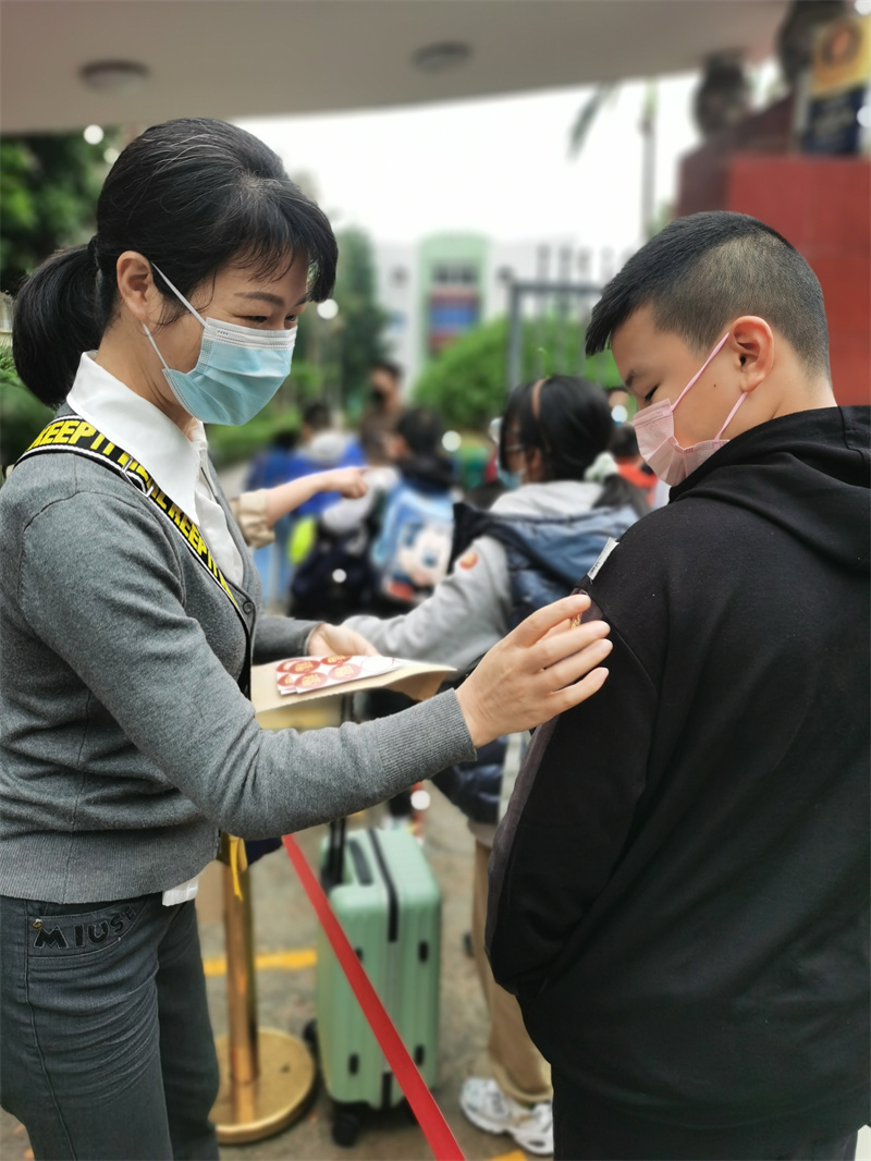 华南实验小学给同学们贴上“平安福”学校供图.jpg