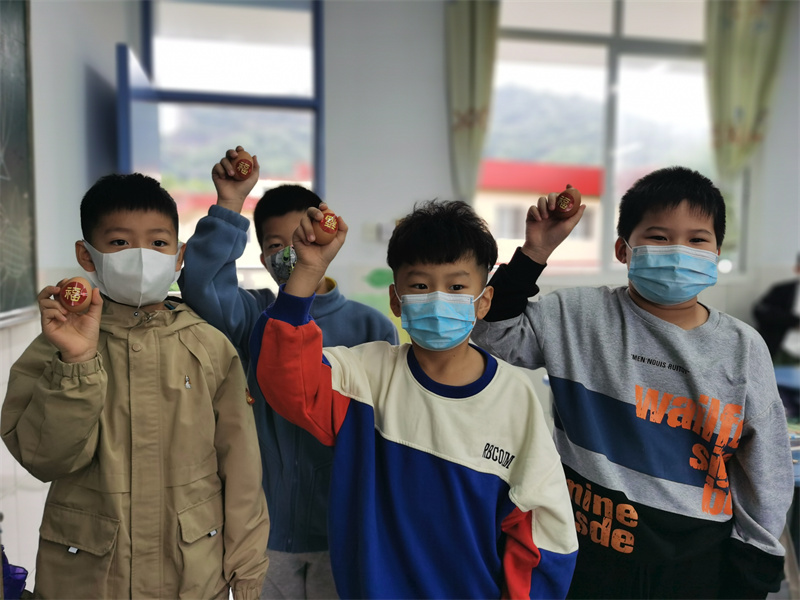 华南实验小学给同学们颁发“福蛋”学校供图.jpg