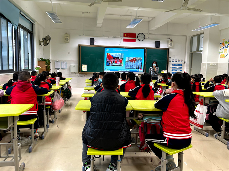 高湖小学用身边的故事引导同学们弘扬抗疫精神 学校供图.jpg