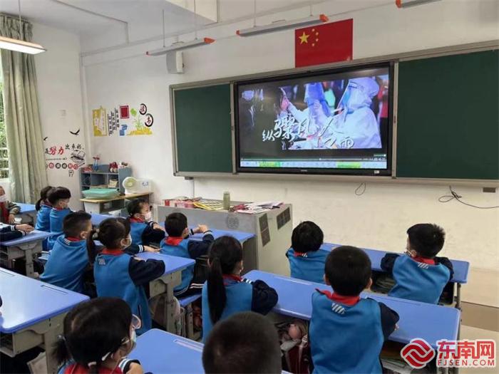 施程小学师生观看视频“战疫”学校供图.jpg