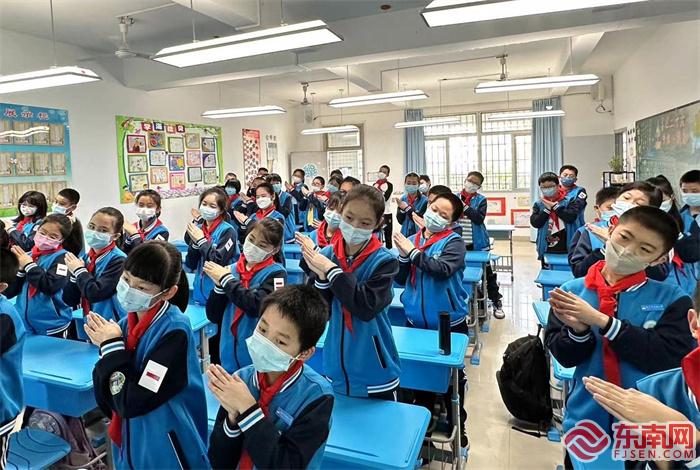 世界杯手势舞 学校供图.jpg