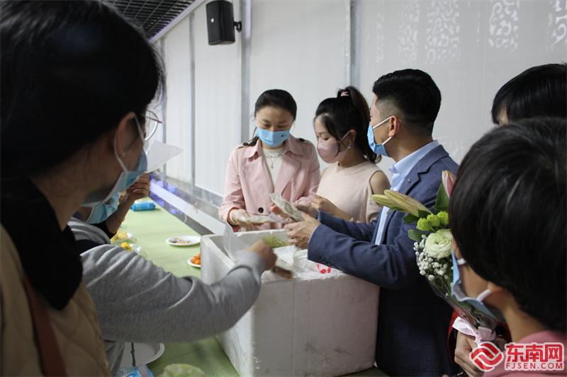 科技开放日现场，省农科院生物所人员为市民介绍“绿鳍马面鲀”。东南网见习记者 周霞 摄.jpg