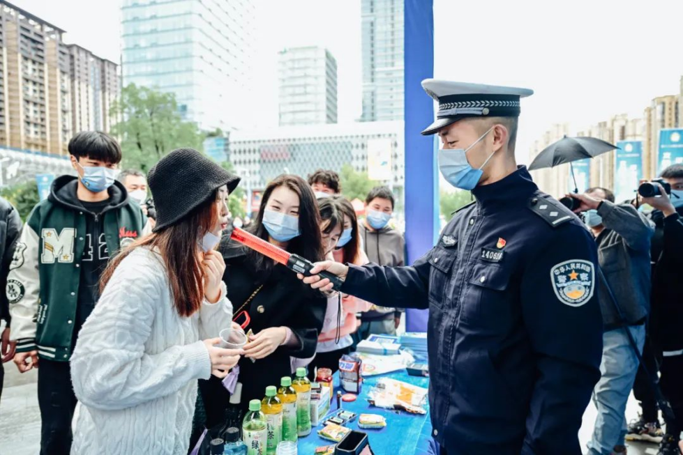 市民参加现场互动活动（省公安厅交警总队供图）.png