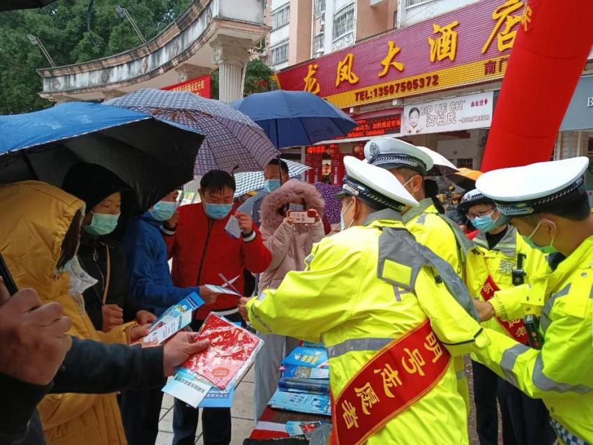 交警部门向市民发放交通安全宣传材料（省公安厅交警总队供图）.png