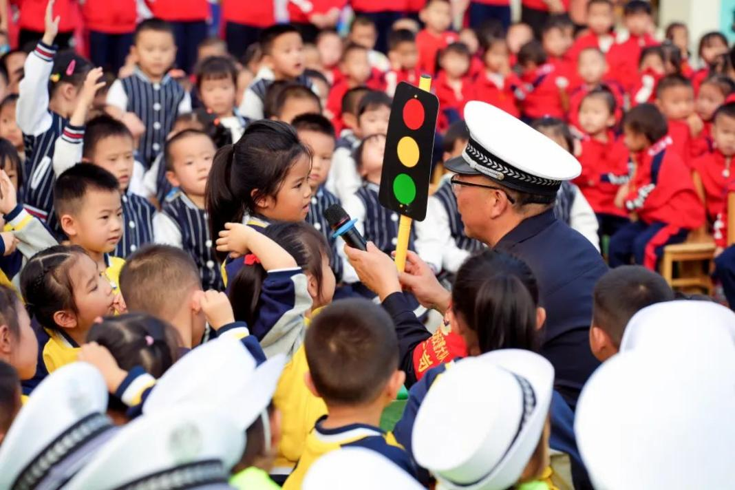 交警部门在入校园向学生宣传交通安全知识（省公安厅交警总队供图）.png