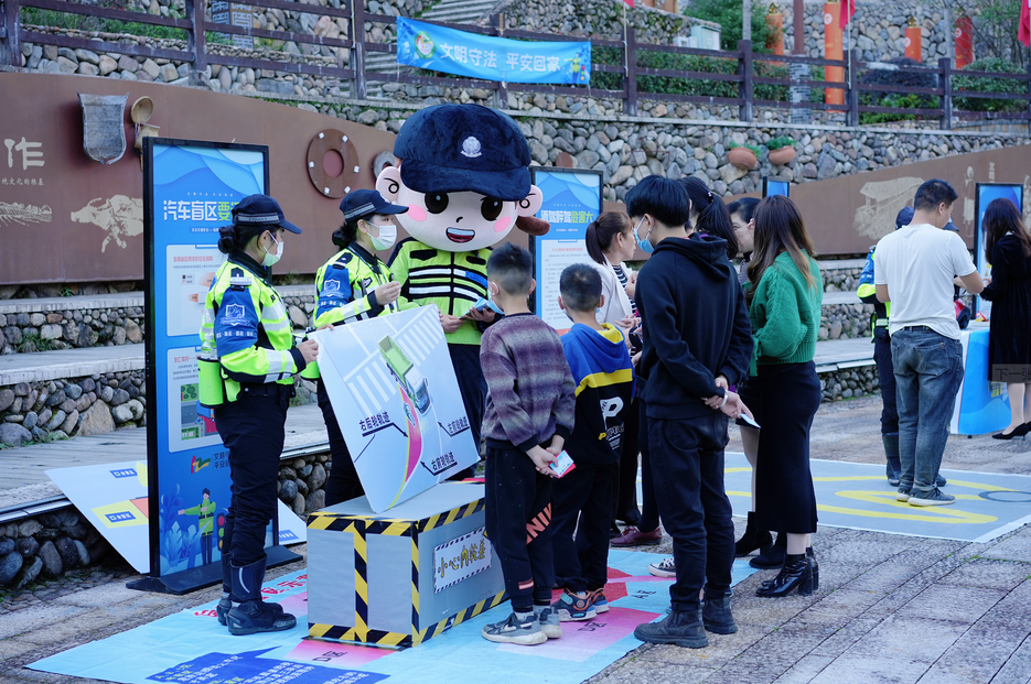 市民参观体验交通安全互动活动（省公安厅交警总队供图）.png