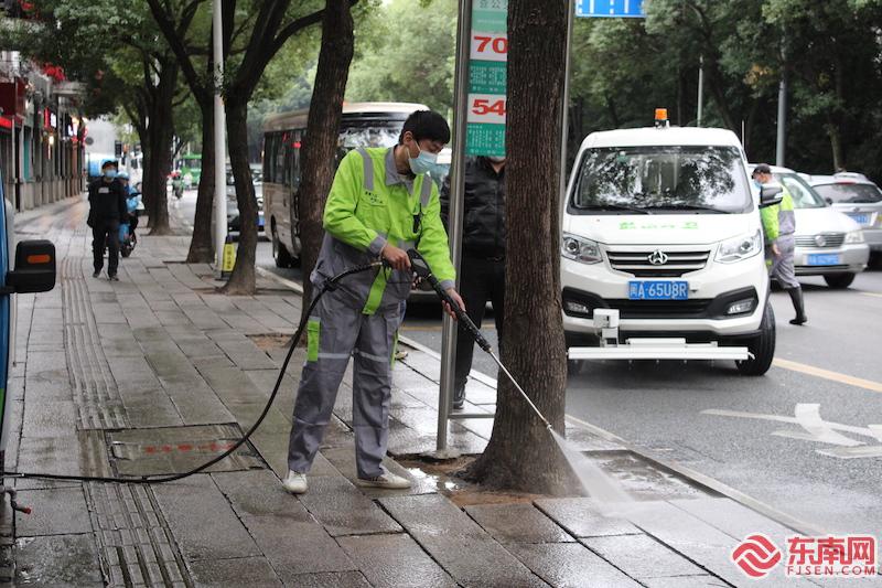 环卫工人正在清洗街道。东南网见习记者 周霞 摄.JPG