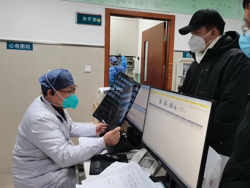 急诊科科主任，主任医师吴晖正在接诊病人.jpg