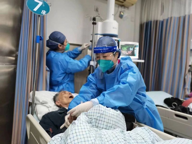 急诊科郑剑珍护士长带病坚持工作.jpg