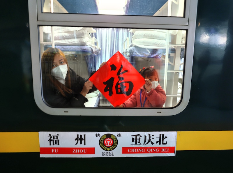 K1268次列车即将发车。王勇富 摄.jpeg