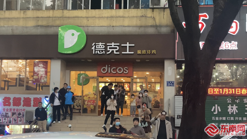围观群众。东南网记者 周霞 摄.png