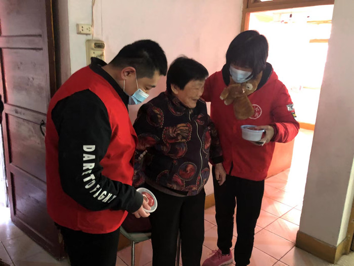 志愿者入户送粥 受访者供图.jpg