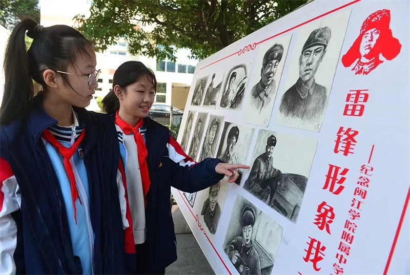 闽院附中学生欣赏“雷锋形象我来画”优秀画作。叶诚 摄.jpg