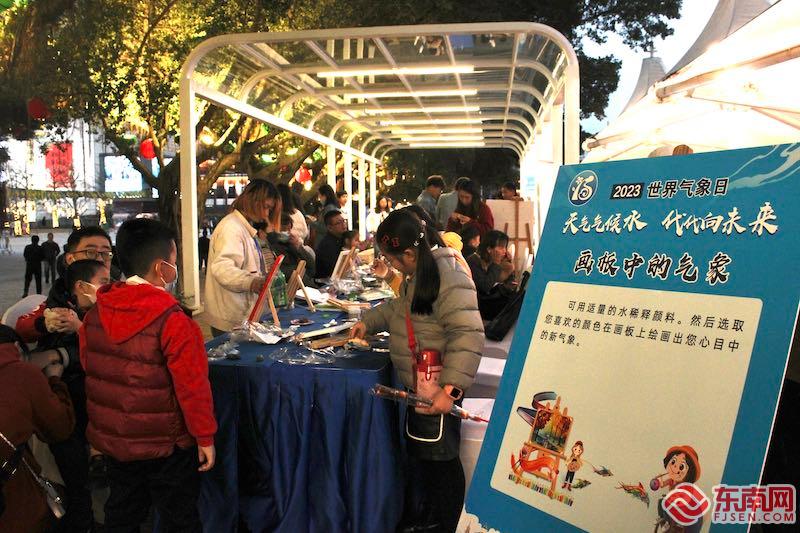 小朋友们参与世界气象日活动。东南网记者 周霞 摄.jpeg