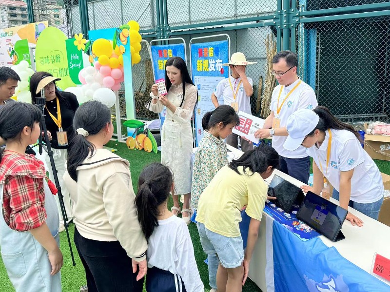 图为气象主播参与现场“预警信号连连看”小游戏，并通过直播向网友们科普预警信号知识。（图连雯雯）.jpg