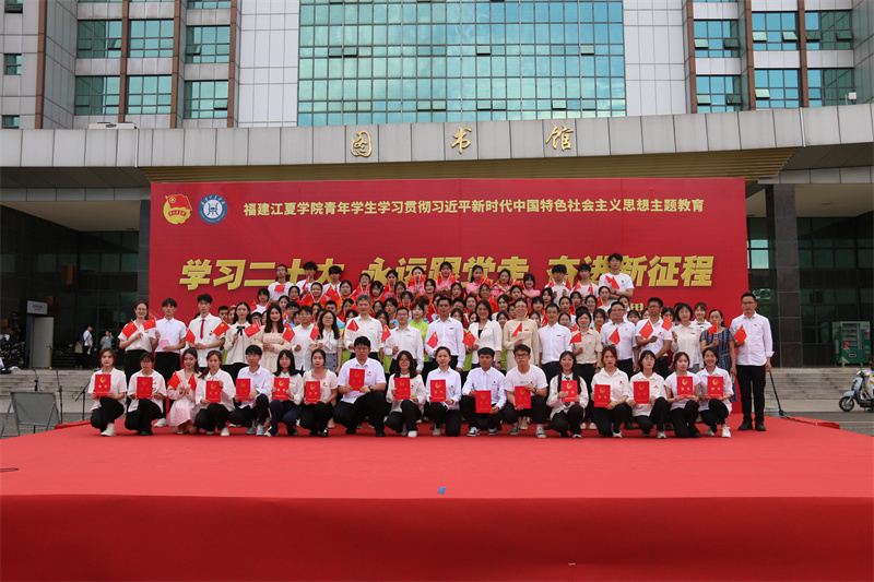 全体师生合唱《追梦人》并合影.JPG