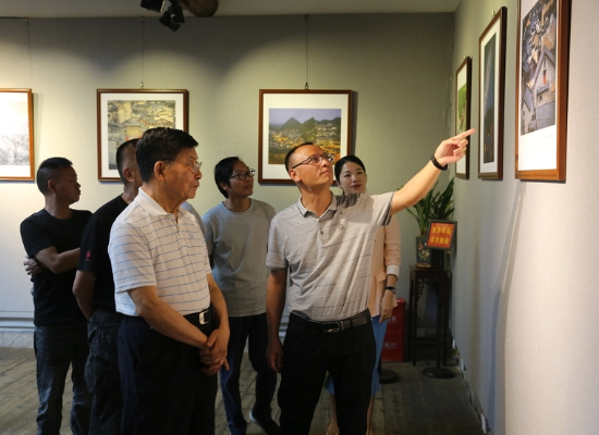 领导嘉宾参观展览。图片由主办方提供.png