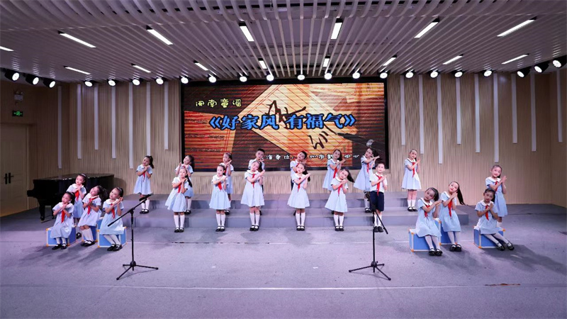 2、“六一”儿童节来临,鲤城区举办“闽南好家风好家教”儿童闽南语故事大赛,弘扬中华民族传统美德和良好家风家教。李淑媚 摄.jpg