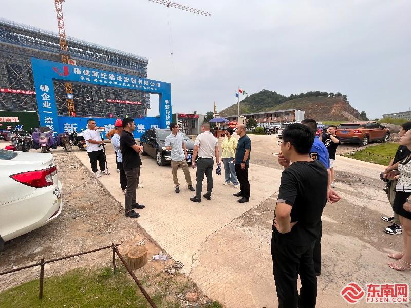 6月15日，武夷新区规划局召集多家单位对造成排水淤堵的施工项目进行现场查看并责令整改_东南网记者_陈艳_摄[1]_800x600(1).jpg