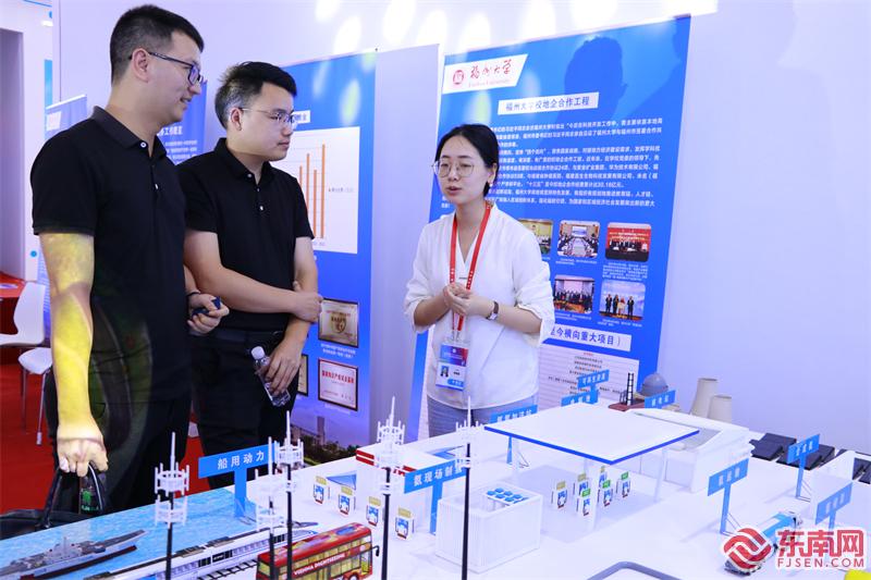 逛展者详细了解“氨-氢”技术转换项目 东南网记者郑晓丹 摄.jpg