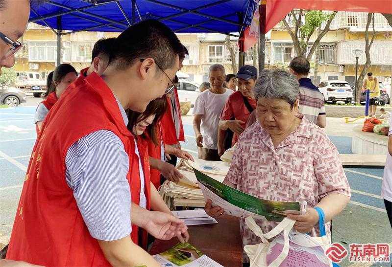 志愿者在发放土壤生态环境保护宣传品 东南网记者郑晓丹 摄.jpg