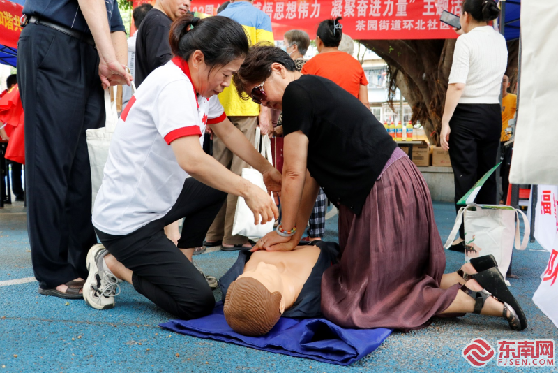 社区居民学习急救知识。东南网实习生 郑琦 摄.png