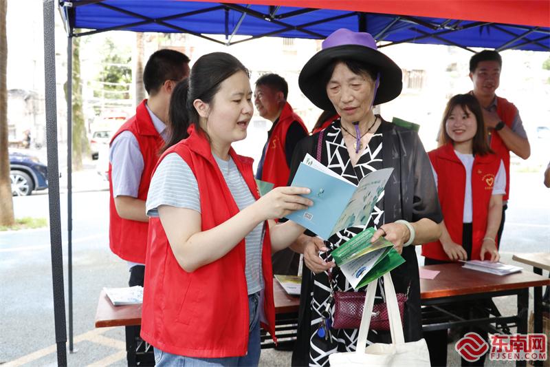 志愿者向社区居民细致讲解土壤生态环境保护相关知识。东南网实习生 郑琦 摄 (2).jpg