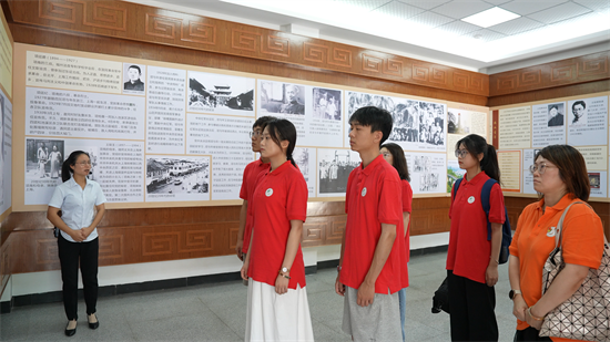 实践队员聆听讲解员讲述改革先锋项南的故事 福建农林大学供图.png