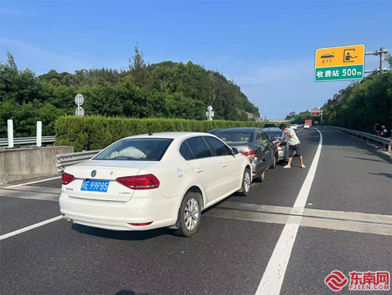 三辆小轿车追尾。省交通保障中心 供图.png