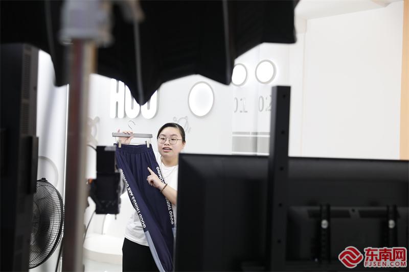 互杰商贸有限公司的直播团队正在直播带货。东南网记者陈诗婷 摄.jpg