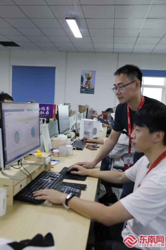福建道诚集团副总裁杜伟程正在通过平台浏览海外线上交易情况。东南网记者林杰 摄 - 副本.jpg