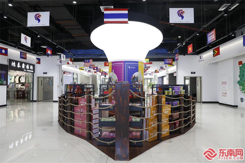 船造型的展区，当前展品为三明沙县的特产。东南网记者陈诗婷 摄.jpg
